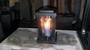 Лампада из гранита со свечой и гравировкой креста