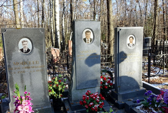 Мемориальная композиция из трёх прямоугольных надгробий