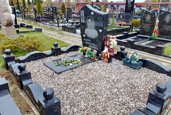 Памятник с большим фото и надгробной плитой из черного гранита